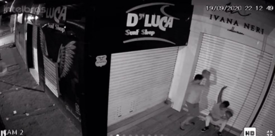 Após ser flagrada urinando na rua, mulher recebe pedrada na cabeça; veja