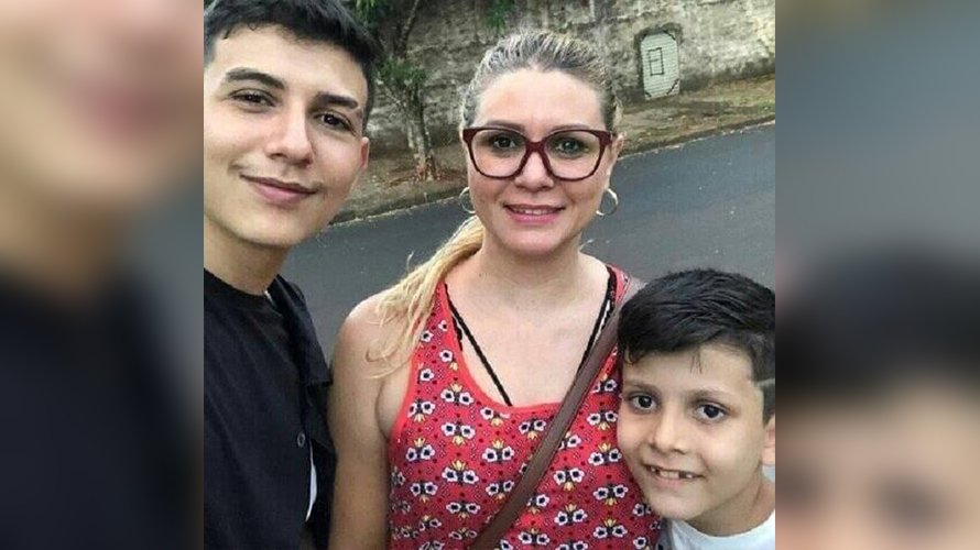 Menino de 9 anos viraliza na internet após tentar comprar casa para a mãe pagando R$ 50 por mês