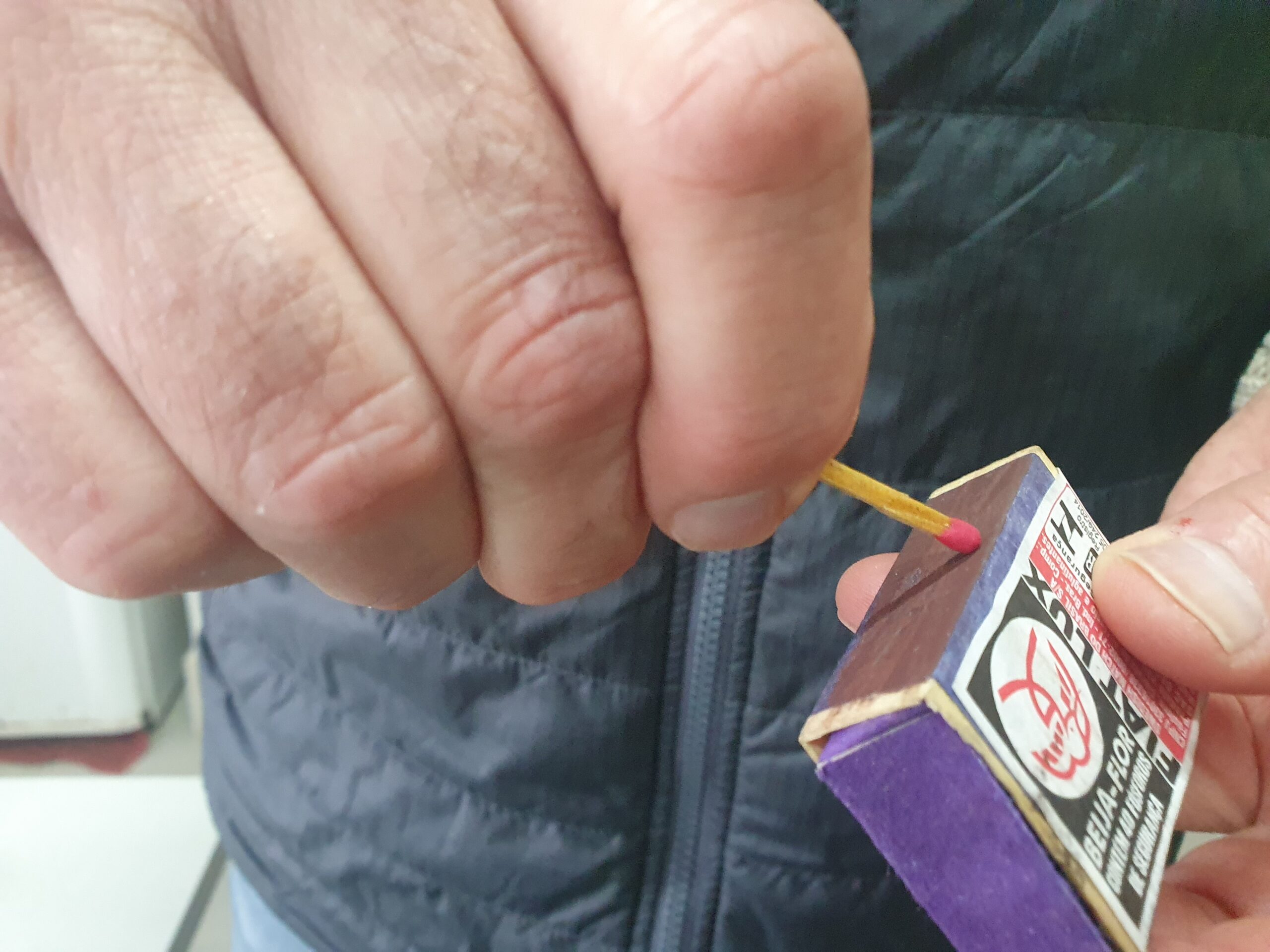 Insatisfeito com rendimento, gerente ateia fogo em empregado