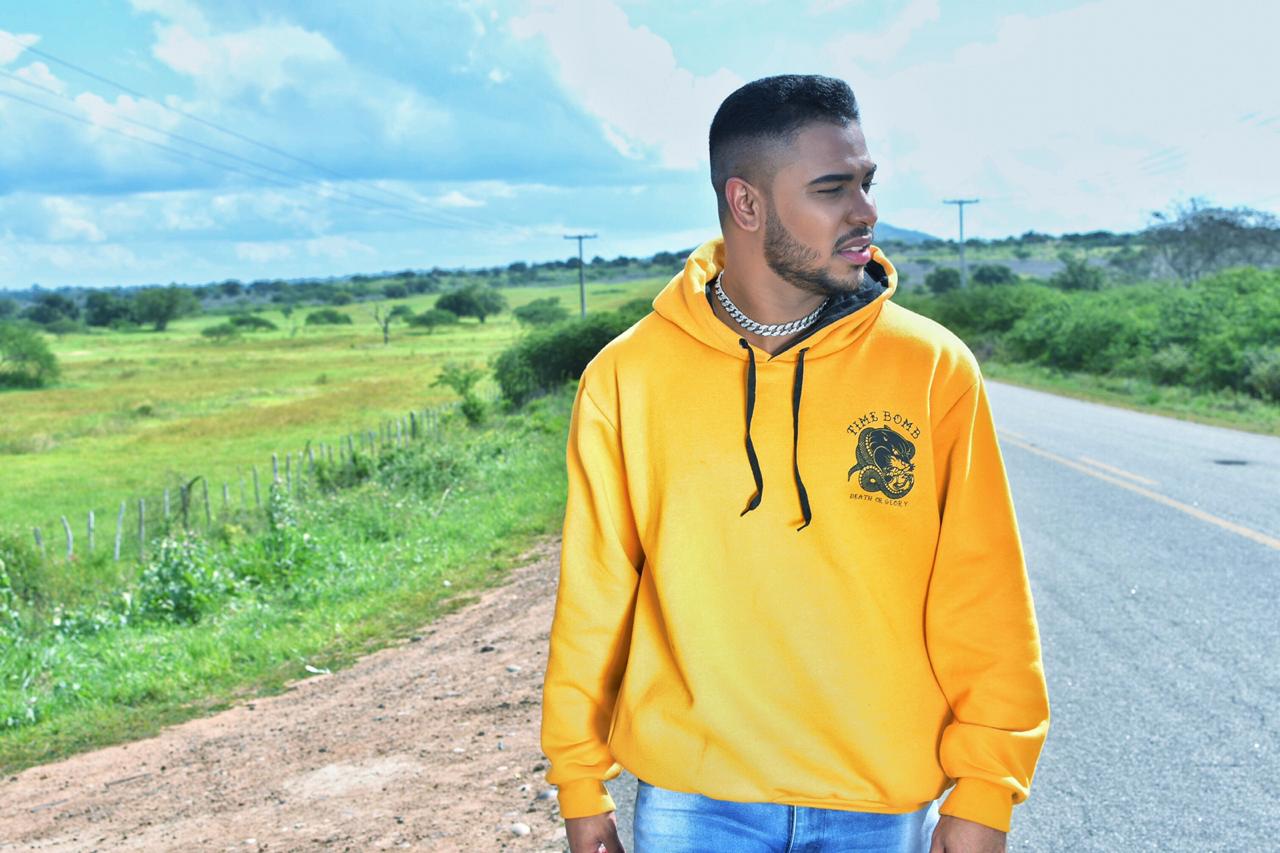 Produtor serrinhense lança clipe e debate questões humanas em nova música