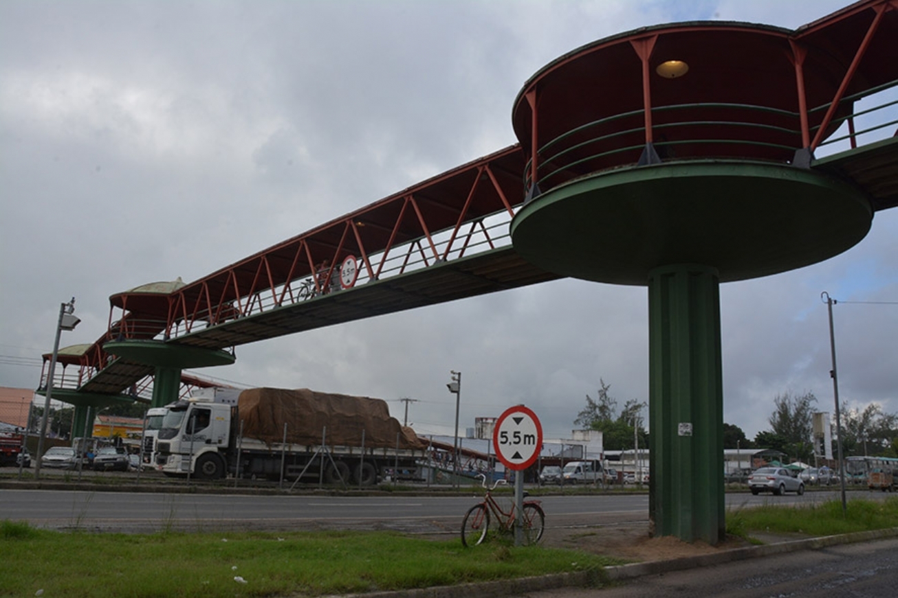 Faixa de pedestre provisória será colocada nas imediações da Passarela Conceição Lobo, em obras
