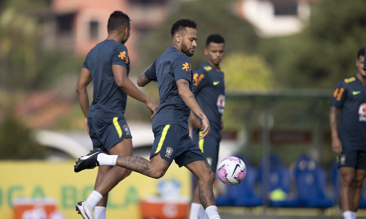Neymar deixa treino da seleção com dores lombares e vira dúvida