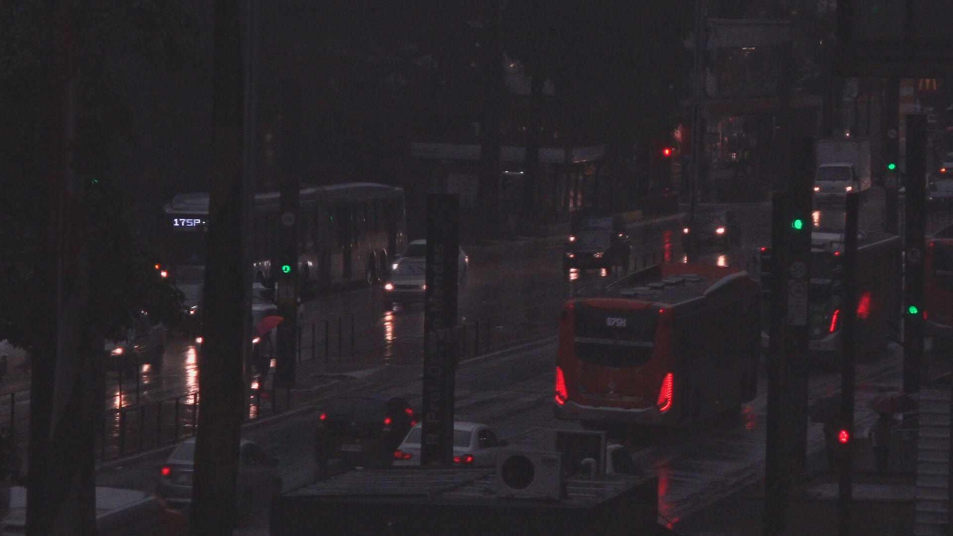 Dia 'vira noite' em São Paulo após temporal; veja