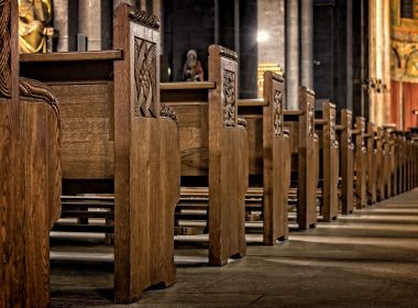 Padre é detido sob suspeita de obscenidade por sexo sadomasoquista em altar de igreja