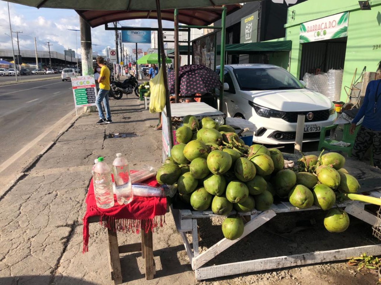 Vigilância Sanitária alerta para risco do consumo de água de coco clandestina em Feira