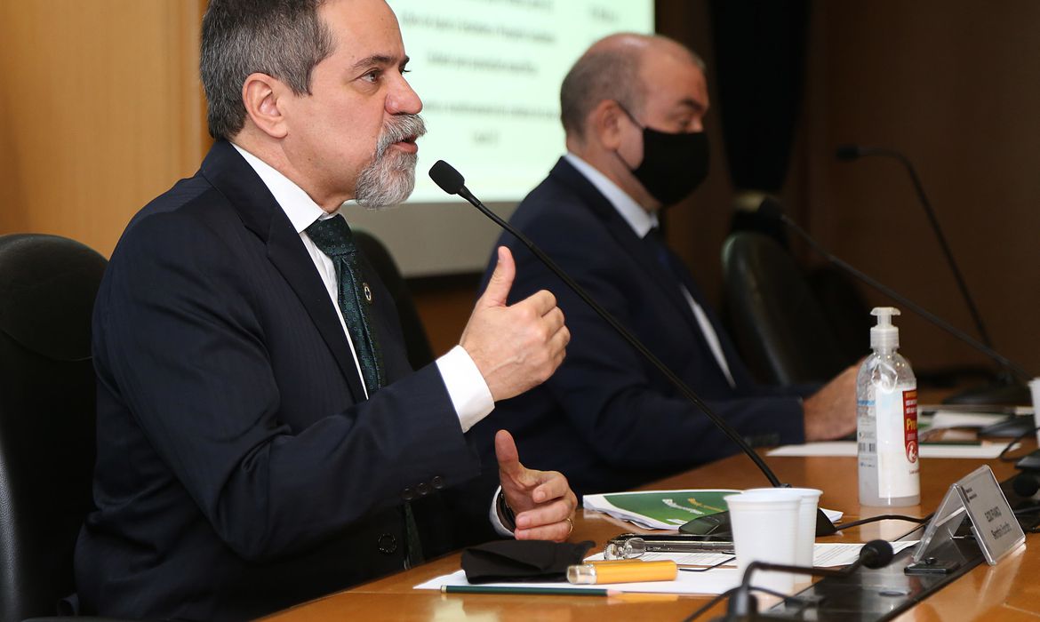 Covid-19: prioridade será de vacina em fase mais avançada, diz governo federal