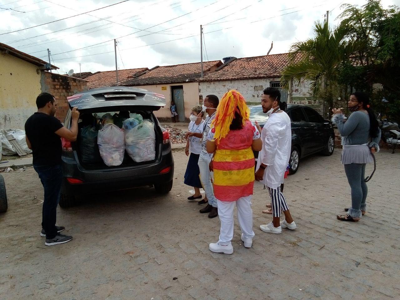 Colaboradores do Hospital Campanha de Feira de Santana distribuem brinquedos para crianças de Comunidade