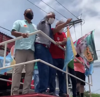 Salvador: Pastor Sargento Isidório sobe no trio de opositor e gera cena inusitada; veja