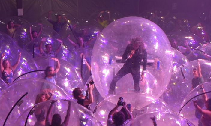 Em meio à pandemia de Covid-19, banda faz show com público dentro de bolhas de plástico
