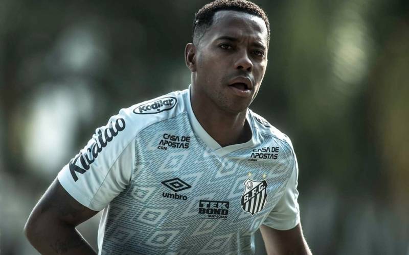 Após suspensão de contrato, Robinho posta: 'Tenho a força de Cristo em mim'
