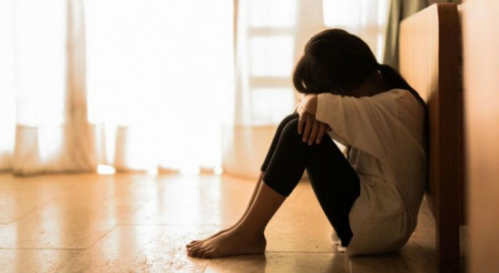 Menina de 13 anos abusada pelo pai é acolhida por pastor e violentada novamente