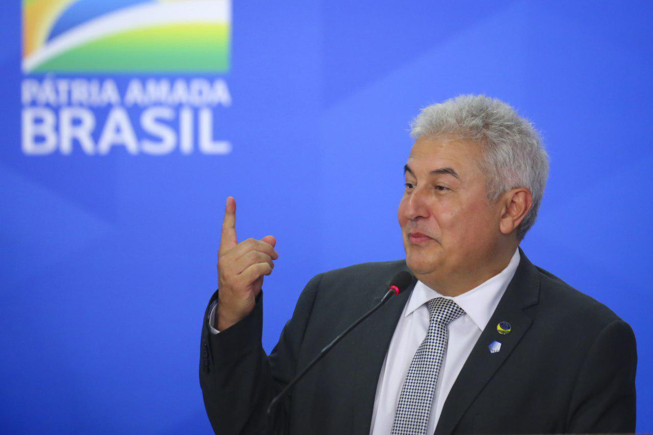 Ministro da Ciência usa compromisso oficial para driblar restrições e passar férias nos EUA