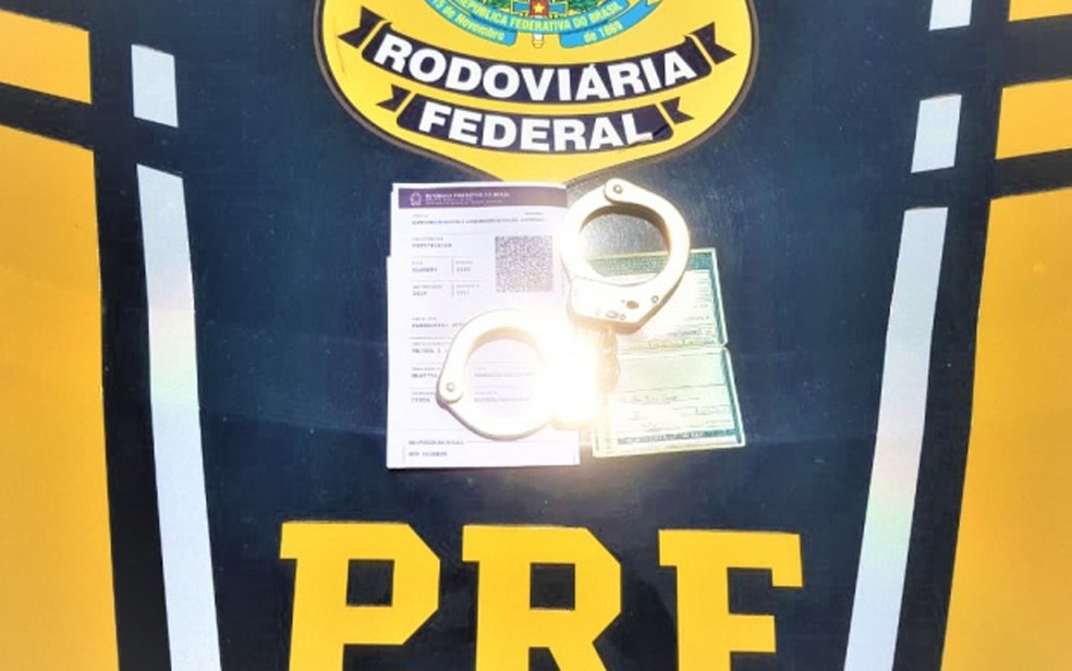 Homem é preso após ser flagrado com CNH falsa e diz que comprou documento