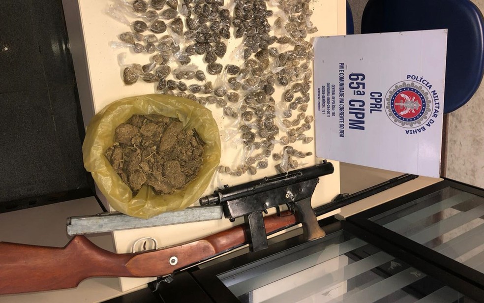 Submetralhadora e espingarda são apreendidas pela polícia em Feira