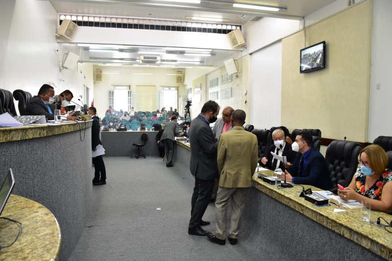 Inconstitucional, é arquivado projeto que criaria linha de crédito para camelôs em Feira