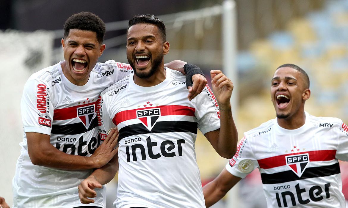 São Paulo goleia Flamengo no Maracanã