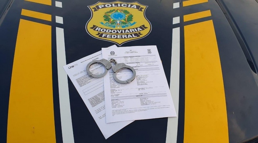 Dois homens foragidos da Justiça são presos em rodovias baianas