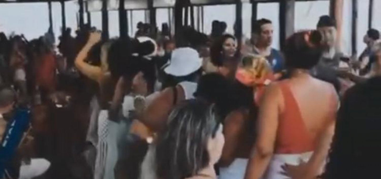 Lauro de Freitas: cantor faz 'corda do caranguejo' em restaurante e gera aglomeração