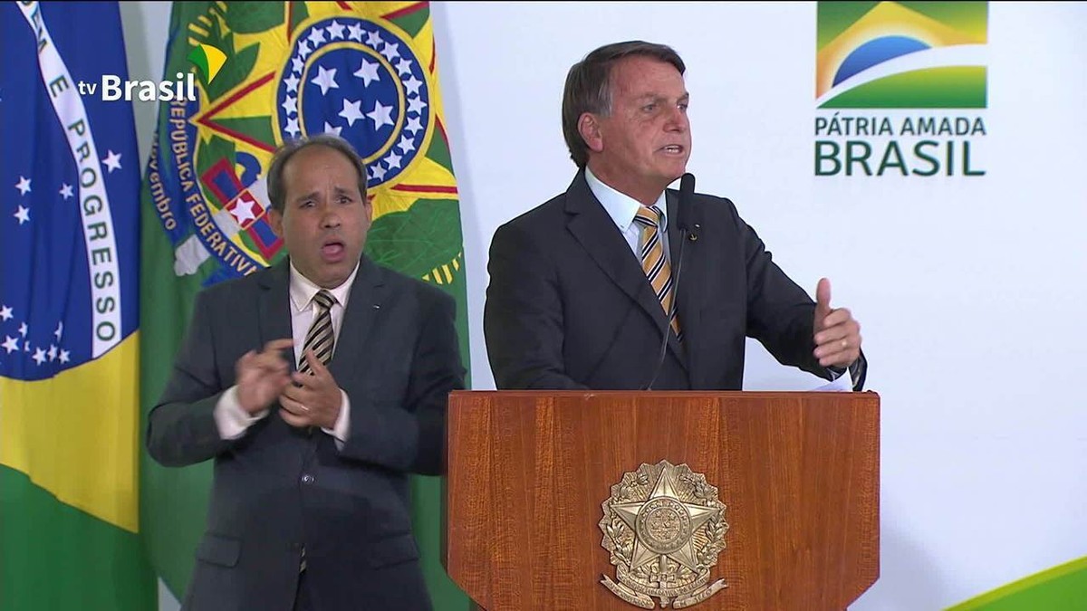 Bolsonaro minimiza Covid e diz que Brasil 'tem que deixar de ser país de maricas'