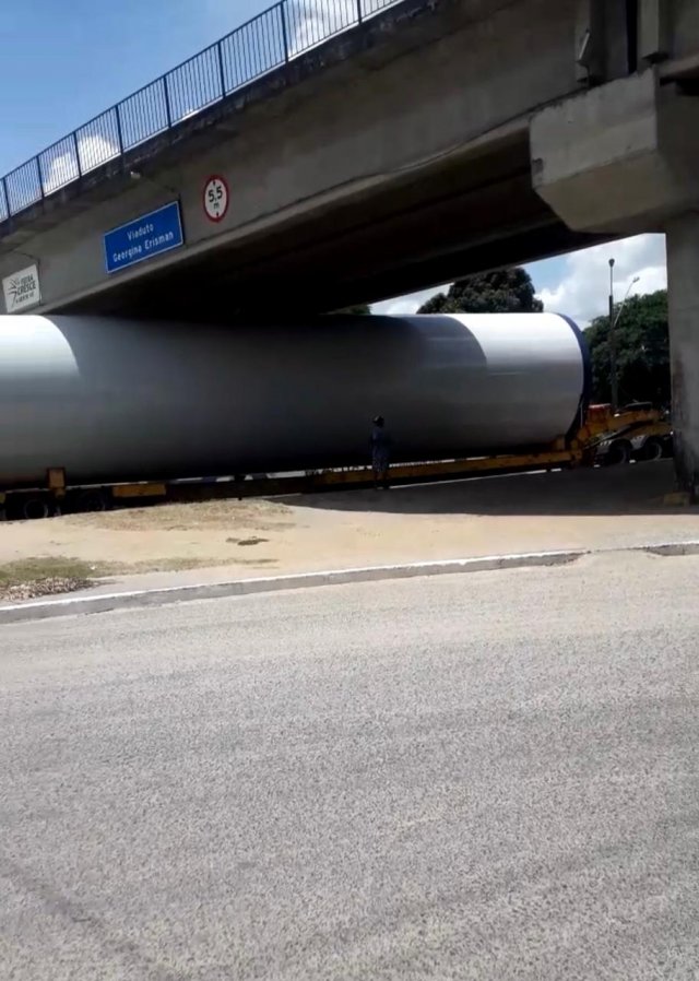 Carreta não ficou emperrada em viaduto, esclarece SMT