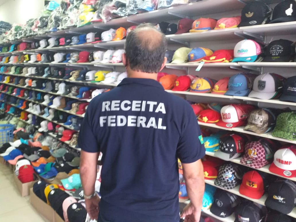 Receita Federal realiza operação para apreender bonés falsificados de marcas conhecidas