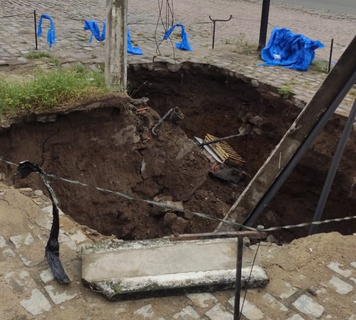 Cratera se abre após chuvas e põe em risco o trânsito de pedestres Av. José Falcão