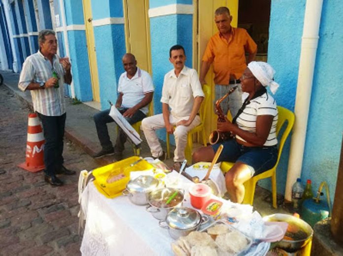Cachoeira: Baiana do Acarajé toca saxofone para seus clientes; assista