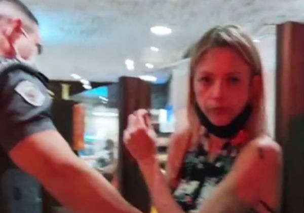 Advogada agride e faz ofensas homofóbicas a cliente de padaria; vídeo mostra ação