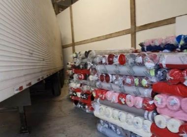 Polícia prende 4 em ação que apreendeu carga de tecidos avaliada em R$ 1 milhão, em Feira