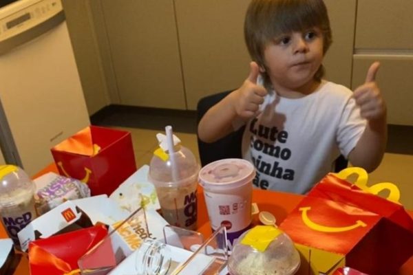 Criança faz pedido de R$ 400 no McDonald’s pelo celular da mãe