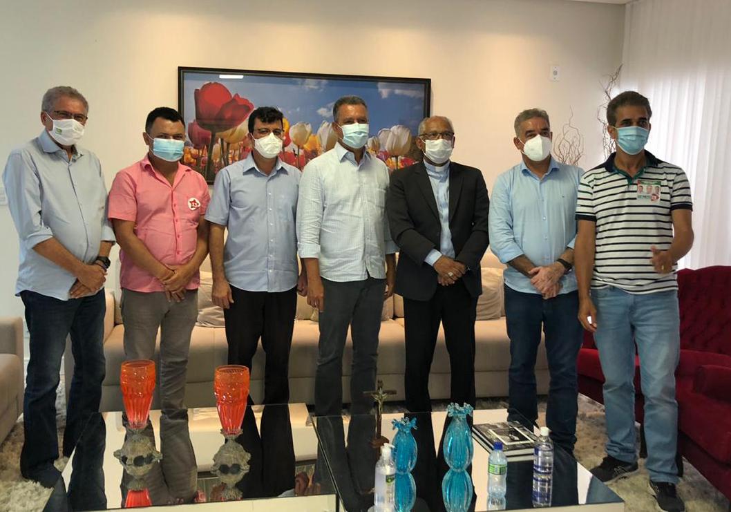 Ao lado de Zé Neto, Rui Costa visita Dom Zanoni e defende que religião não seja usada como instrumento de luta partidária