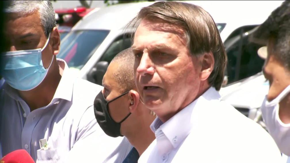 Bolsonaro tira máscara para falar com apoiadores após votar no Rio