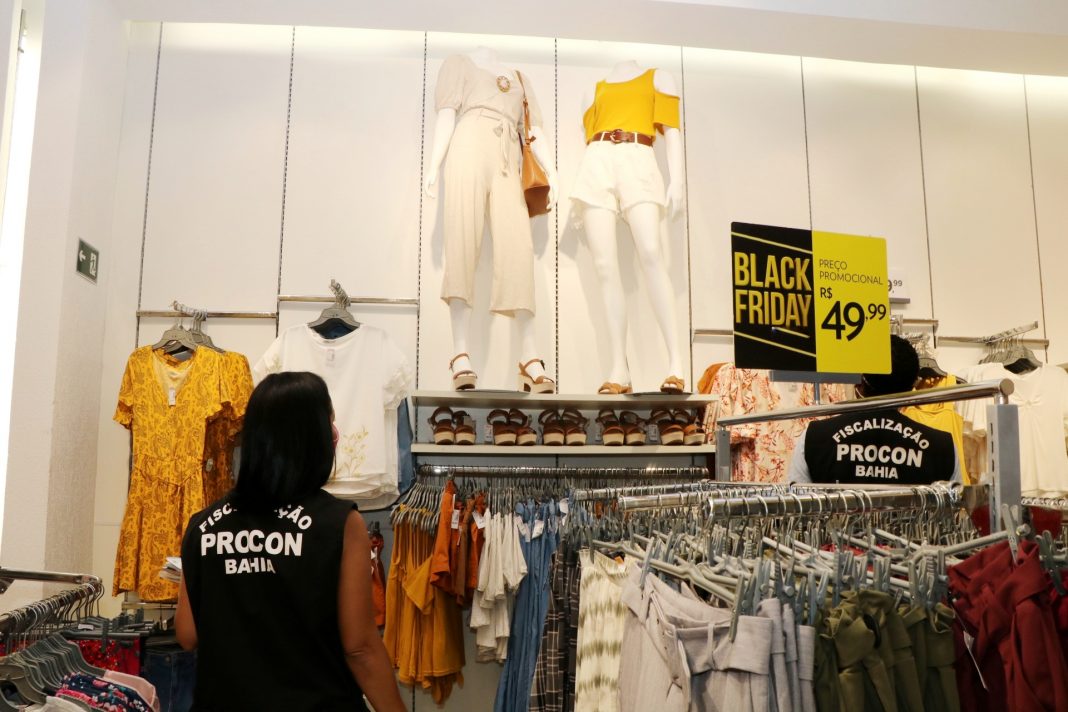 Procon-BA fiscaliza 75 estabelecimentos em operação da Black Friday