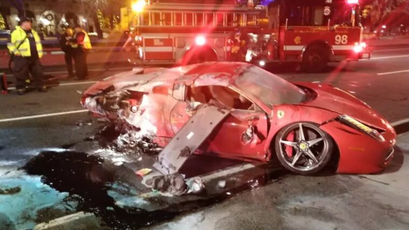 Ferrari de R$ 1,3 milhão alugada por jovens é destruída em capotamento nos EUA