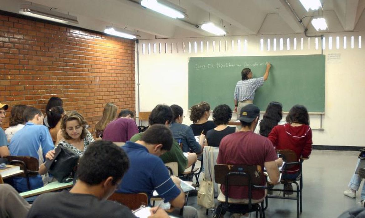 Diploma de ensino superior aumenta renda em 182%, mostra pesquisa