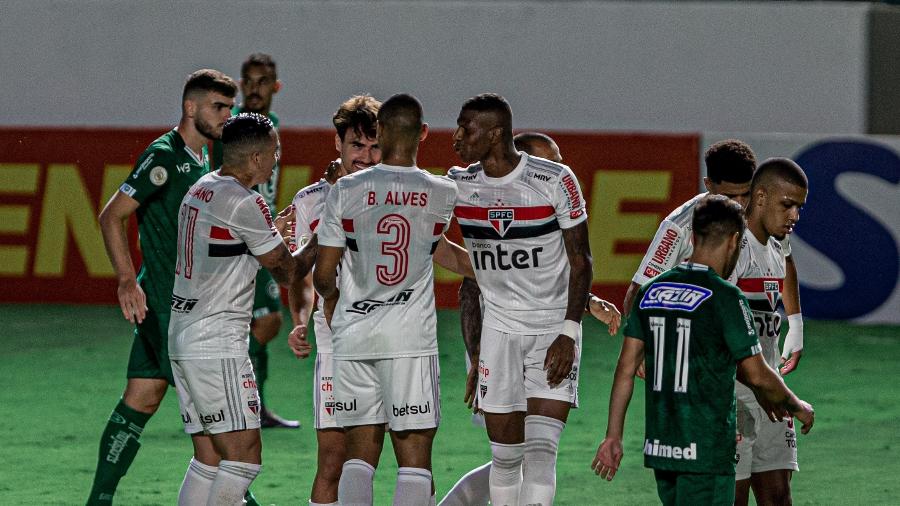 São Paulo vence Goiás e vira líder do Brasileirão após um ano e sete meses