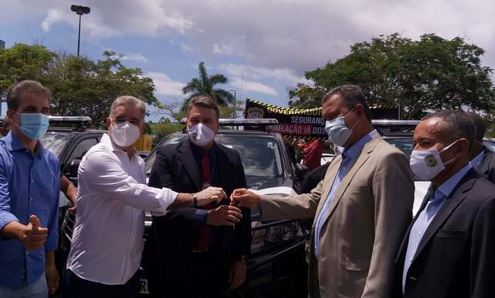 Com Rui e Zé Neto, Robinson entrega viaturas para reforçar segurança em Feira de Santana