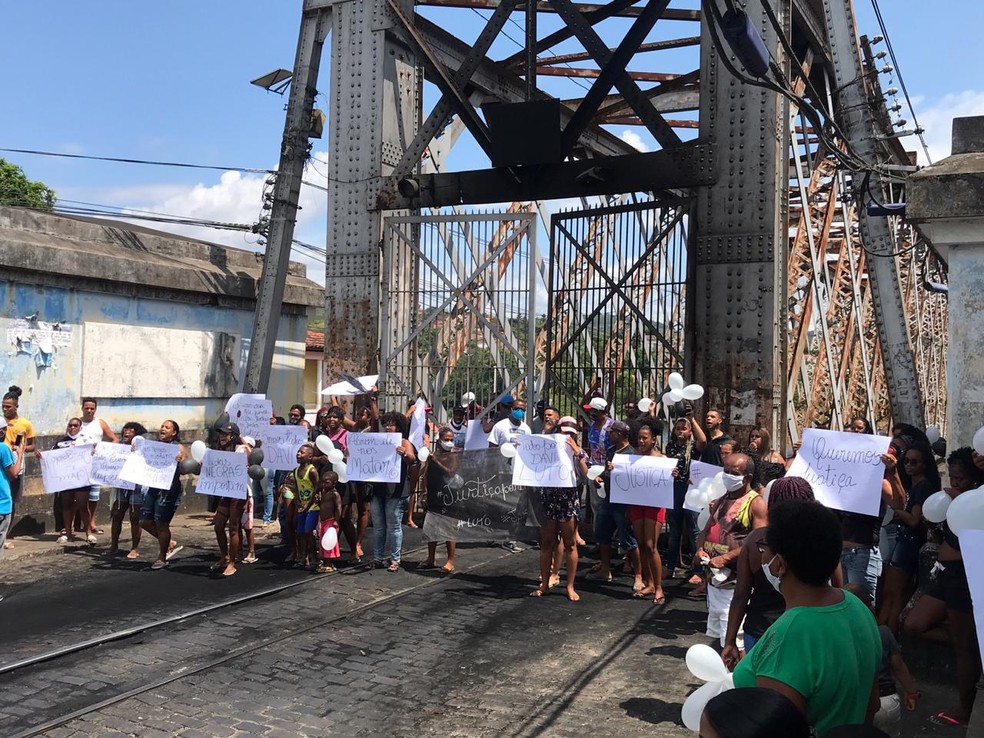 Moradores de São Félix fecham ponte em protesto contra morte de jovem com ação policial