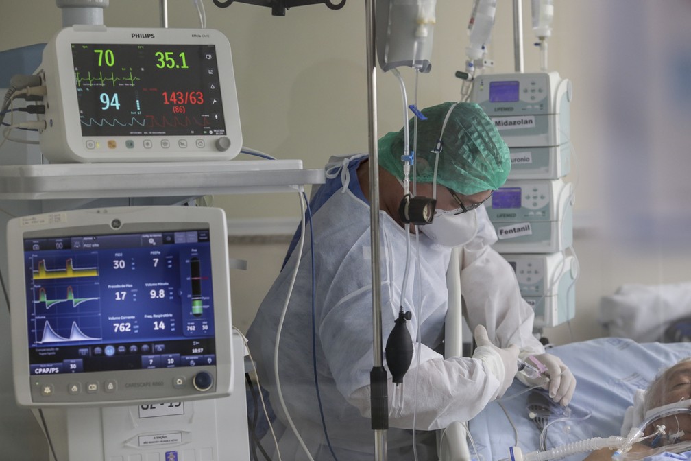 Mortes em alta e hospitais lotados: os sinais de que a pandemia não está no 'finalzinho'