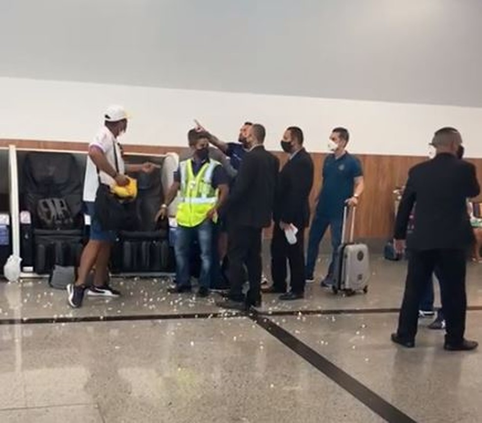 Gilberto e torcedor discutem em embarque do Bahia; clube emite nota de repúdio