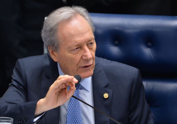 STF dá 48 horas para Ministério da Saúde definir data para vacinação