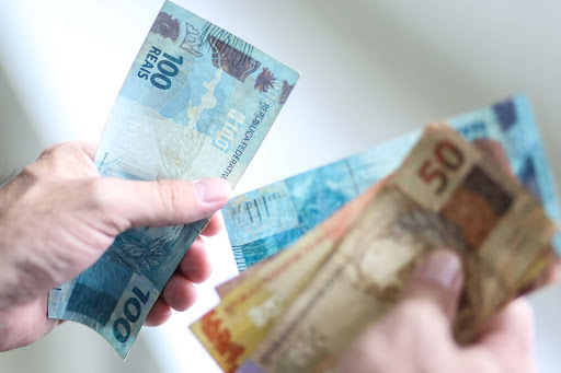 Com inflação mais alta, governo projeta salário mínimo de R$ 1.088 em 2021