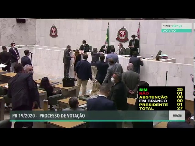 Vídeo flagra deputado passando a mão no seio de parlamentar ‘por trás’; veja