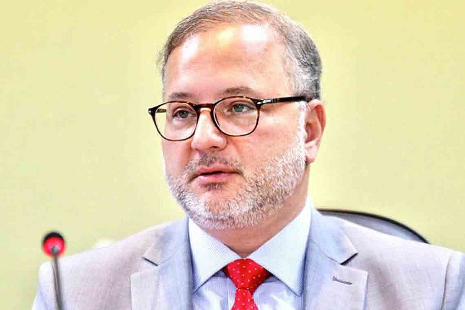 Jovens só devem ser vacinados na segunda metade de 2021, diz Fábio Vilas-Boas