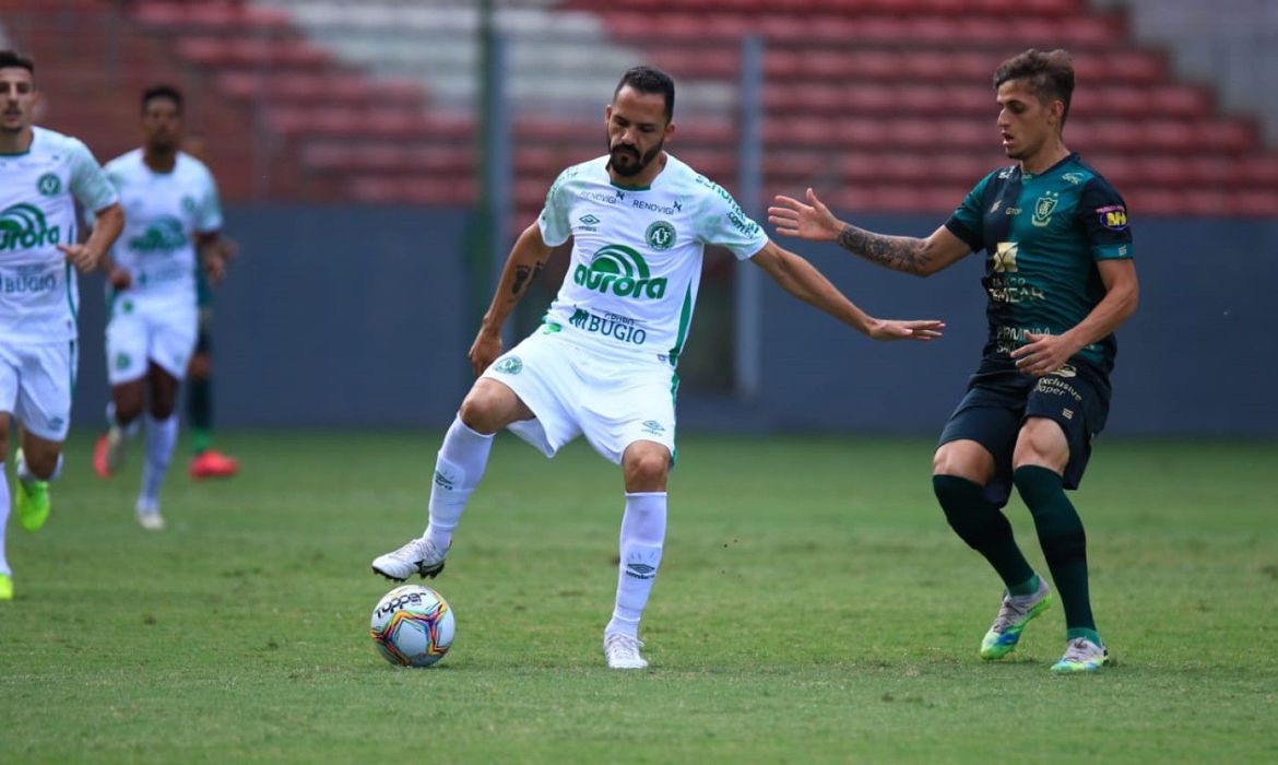 Série B: Chapecoense empata com América-MG e mantém a liderança