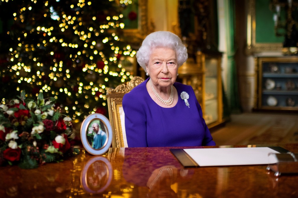 Muitos querem apenas um abraço no Natal deste ano, diz rainha Elizabeth em pronunciamento
