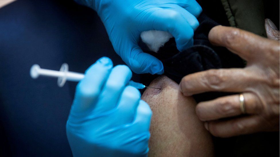Quase 5 milhões de pessoas em 43 países já foram vacinados contra Covid-19