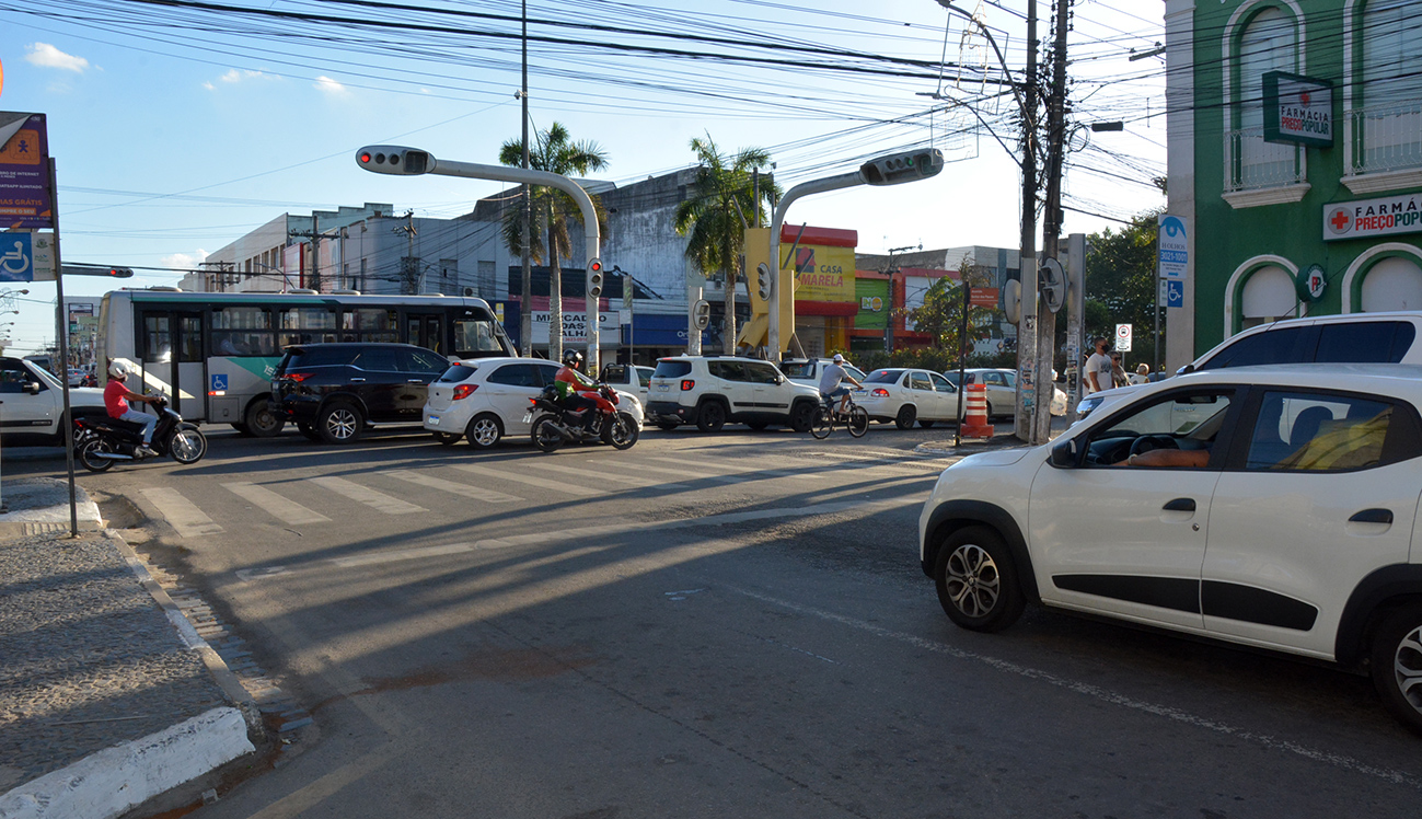 Falta de colaboração de motoristas impede o trânsito fluir, diz SMT