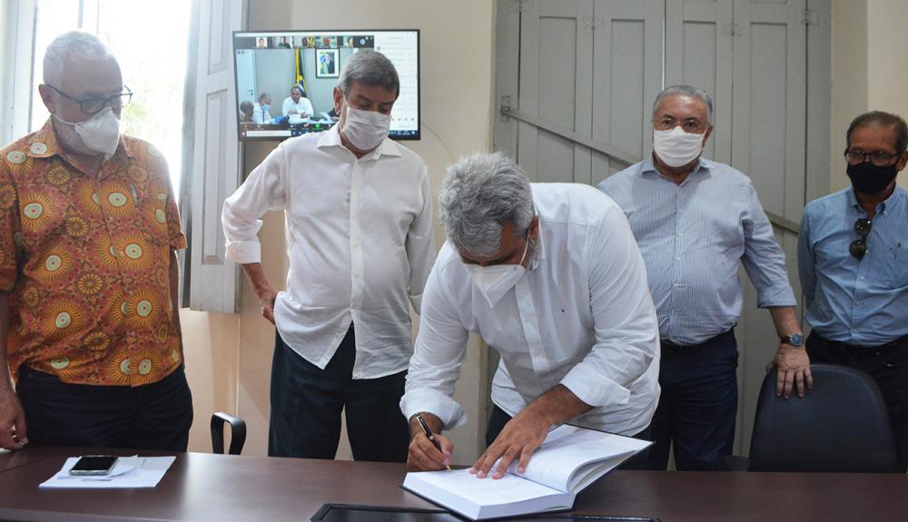 Colbert Martins dá posse a mais cinco integrantes do governo municipal