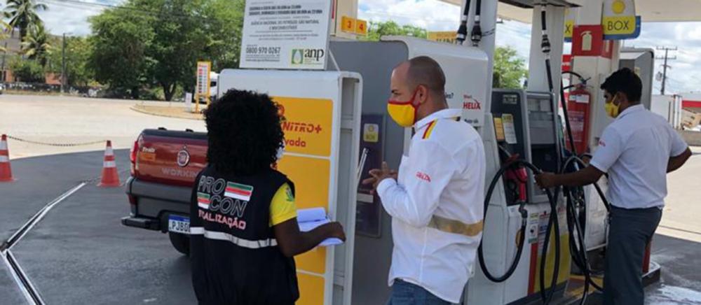 Feira: Procon notifica postos de combustíveis e faz pesquisa de preços